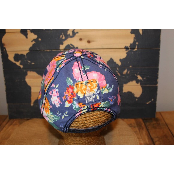 Robin Ruth Floral designed New York Empire State Building hat - Picture 5 of 10